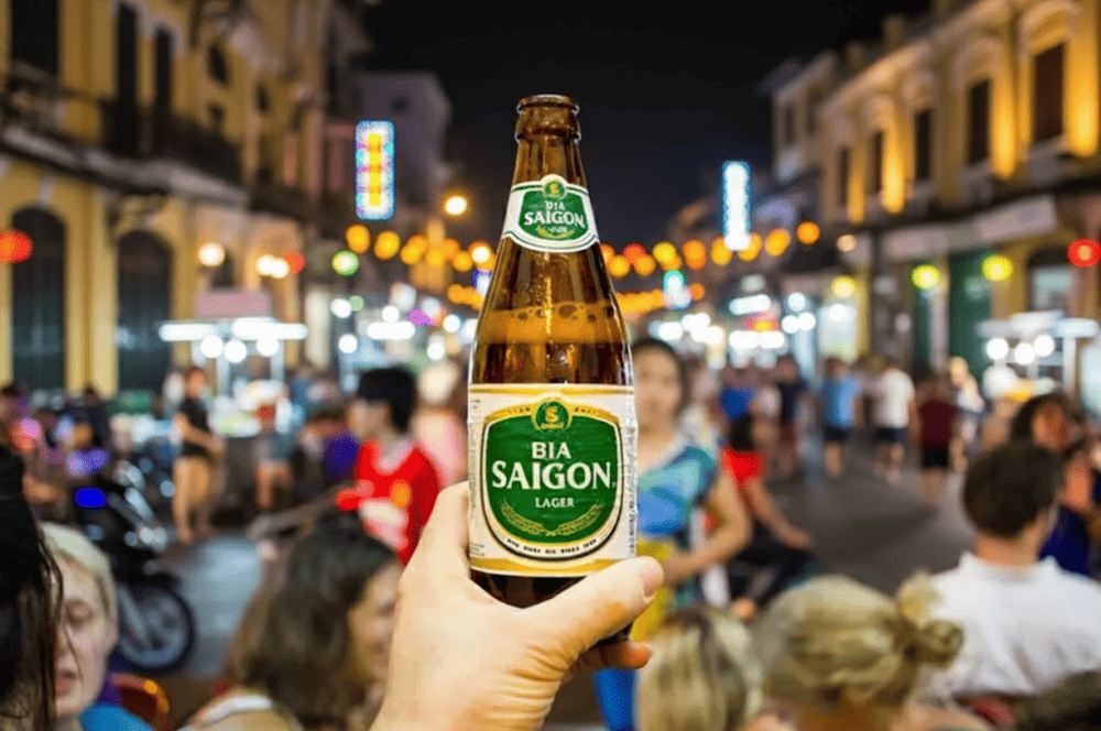 Thưởng thức bia vỉa h&egrave; l&agrave; trải nghiệm kh&ocirc;ng n&ecirc;n bỏ lỡ khi đến phố ăn chơi B&ugrave;i Viện